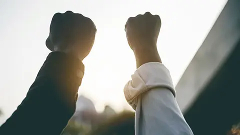 Black people holding hands during protest for no racism - Empowerment and equal rights concept - Soft focus on right hand - Foto: DisobeyArtPh (Envato)