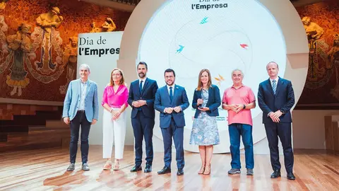 El president de la Generalitat, Pere Aragonès, al costat del conseller d'Empresa, Roger Torrent, i amb els guardonats en el marc del Dia de l'Empresa

Data de publicació: dilluns 26 de juny del 2023, 20:58

Localització: Barcelona

Autor: Arnau Carbonell