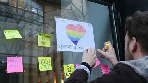 Pla mitjà d'un noi penjant un dibuix amb la bandera multicolor a l'exterior del centre LGTBI de Barcelona després que hagi rebut un atac amb amenaces de mort. Imatge del 27 de gener de 2019 (horitzontal)
Data de publicació: diumenge 27 de gener del 2019, 17:48
Autor: Gemma Sánchez