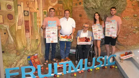El vicepresident primer en funcions de la Diputació, Jordi Latorre; l’alcalde de Seròs, Josep Antoni Romia, i el regidor de Cultura i Festes de Seròs, Josep Albà, han presentat aquest dimarts la segona edició de Fruit Music Festival, que se celebrarà a Seròs el dia 8 de juliol - Foto: Diputació de Lleida
