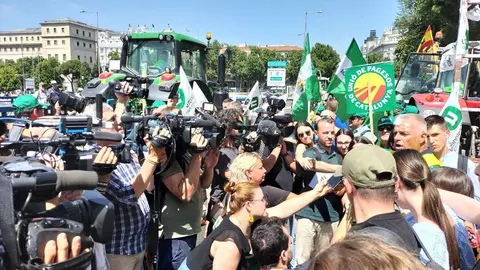 Luís Cortés, coordinador estatal d'Unió d'Unions de Pagesos i Ramaders, confederació a la qual pertany Unió de Pagesos, atenent els mitjans davant del Ministeri d'Agricultura - Foto: Cedida per Unió de Pagesos