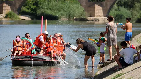 Una barca de la Petita Transsegre baixa pel riu Segre davant l'atenta mirada del públic que s'ha aplegat al parc de la Transsegre de Balaguer
Data de publicació: diumenge 09 de juliol del 2023, 14:03
Localització: Balaguer
Autor: Alba Mor