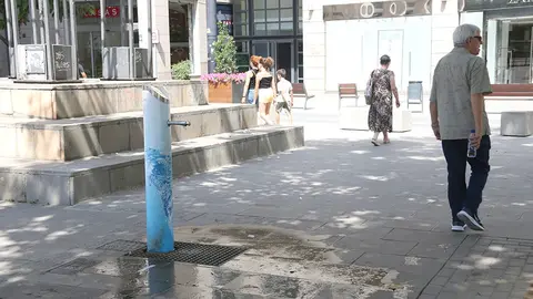 Un home d'edat avançada camina amb una ampolla d'aigua a la mà vora d'una font prop de l'Eix Comercial a Lleida
Data de publicació: dilluns 10 de juliol del 2023, 15:18
Localització: Lleida
Autor: Ignasi Gómez