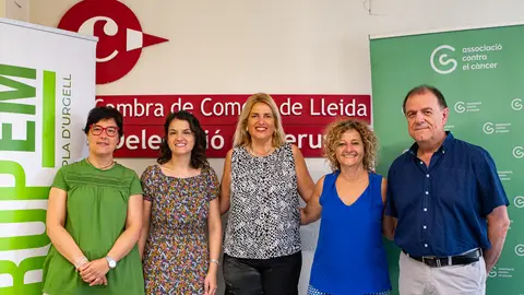 Eva Lorente, membre de la junta d'Agrupem i cap d'ADEL (Atenció Domiciliària Eva Lorente); Eva Figueras, gerent de l'AECC Lleida; Josep Ramon Pons, membre de la junta d'Agrupem i director general d'Arcusin; Aida Anglès, psicòloga i tècnica de l'AECC Lleida; i Alícia Badia, tècnica en sostenibilitat d'AECC Lleida; en la presentació de la guia a la Cambra de Comerç de Mollerussa - Foto: Jordi Vinuesa