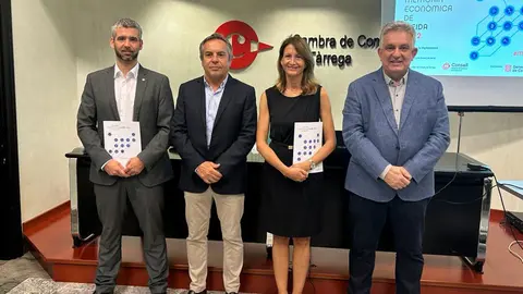 La Memòria Econòmica de Lleida 2022 ha estat presentada aquest dimecres per la seva directora, Carme Poveda, juntament amb l'RDi manager d'AKIS International i vocal a Lleida del Col·legi Oficial d'Enginyers Agrònoms de Catalunya, Víctor Falguera, el president de la Cambra de Comerç de Tàrrega, Carles Giribet, i el president de la Cambra de Comerç de Lleida, Jaume Saltó - Foto: Cambra de Comerç de Lleida