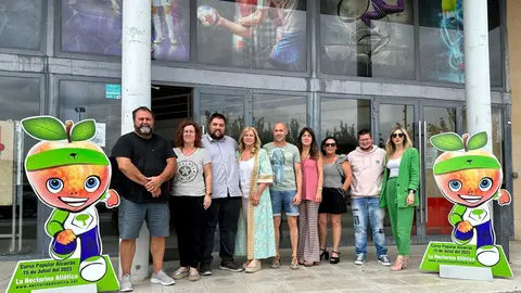 Foto de família amb els patrocinadors de la IX Nectarina Atlètica - Foto: Ajuntament d'Alcarràs