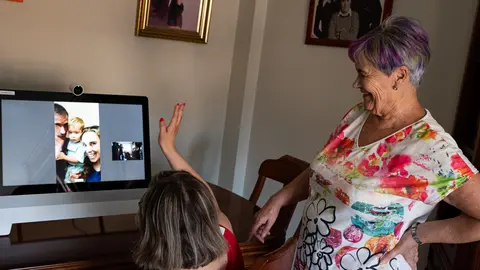 La usuària de la iniciativa 'Un clic, i parlem?' Susana Ruiz saluda en una videotrucada als seus familiars - Foto: Jordi Vinuesa