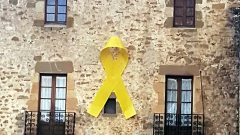 Un llaço groc gegant penjat a la Plaça Major de Lladó l'abril del 2018 - Foto: Gerard Vilà / Arxiu ACN