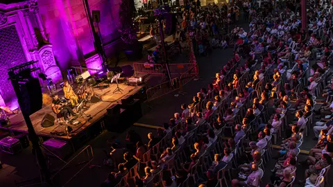 Actuació de Maria del Mar Bonet i Borja Penalba a la plaça Major de Tàrrega durant el 25è Paupaterres - Foto: Jordi Vinuesa