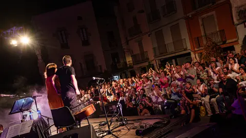 Actuació de Maria del Mar Bonet i Borja Penalba a la plaça Major de Tàrrega durant el 25è Paupaterres - Foto: Jordi Vinuesa