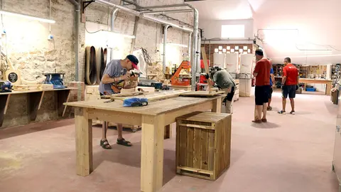 Usuaris de l'Associació Alba treballant a la fusteria 'Va!defusta' a  Cal Carreter d'Agramunt