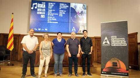 Al centre, la vicepresidenta de l'Institut d'Estudis Ilerdencs, Estefania Rufach, amb l'alcaldessa d'Àger, Mireia Burgués, i el director del Parc Astronòmic del Montsec, Salvador Ribas