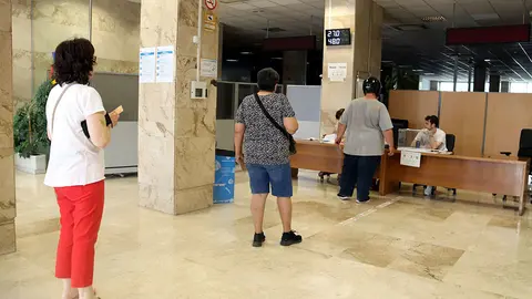 Persones esperant per dipositar els sobres a les urnes en un col·legi electoral a Lleida - Foto: ACN