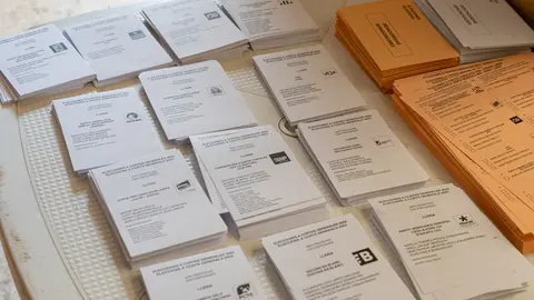 Paperetes de les Eleccions Generals del 23J a un col·legi de Tàrrega - Foto: Jordi Vinuesa