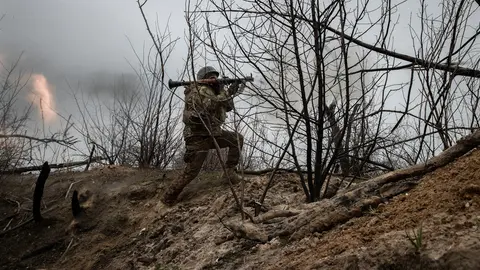 Un soldat ucraïnes llançant una granada propulsada als combatents russos a la regió del Donetsk - Foto: © Tyler Hicks / The New York Times
