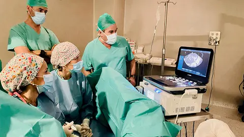 Professionals de l'Arnau de Vilanova durant un tractament de miomes uterins per radiofreqüència
