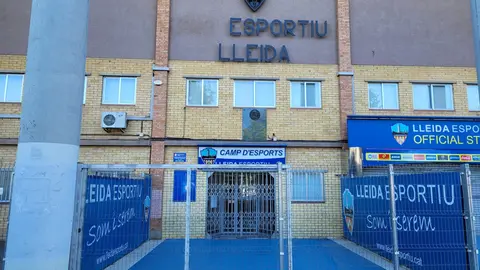 Pla obert de la porta de les instal·lacions del Lleida Esportiu - Foto: Cedida a l'ACN per Dani Badia