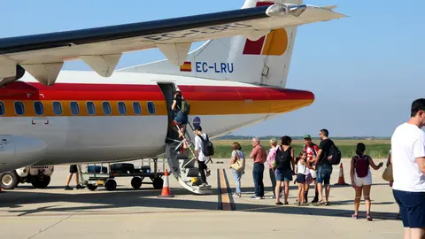 Passatgers a l'aeroport d'Alguaire embarcant a l'avió que fa el trajecte fins a Menorca, el primer de la temporada estiuenca - Foto: Anna Berga