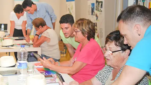 Una desena de veïns i veïnes de Vinaixa participen en un taller de noves tecnologies a la Biblioteca Màrius Torres - Foto: cedida per ADAMO