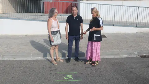 Els veïns observen una de les marques que s'han a tocar d'un bloc de pisos al carrer Vila-seca - Foto: Ignasi Gómez