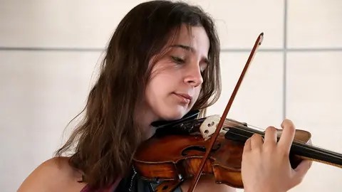 La Joana Espar fa anys que assisteix a l'AIMS per rebre classes de violí- Foto ACN