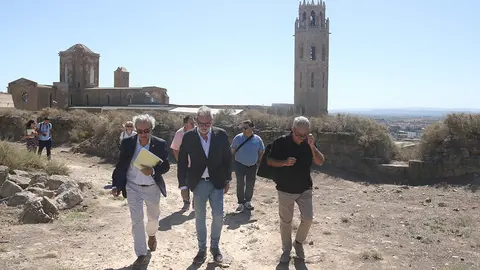 L'alcalde Fèlix Larrosa i el director del consorci del Turó de la Seu Vella durant la visita al Baluard del Rei -Ignasi Gómez -ACN