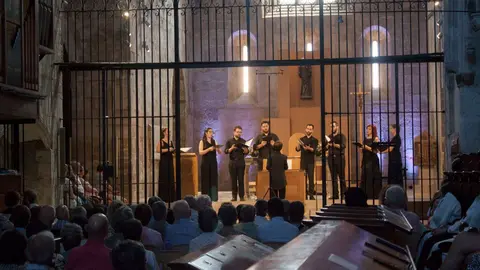 Concert del Cor Cererols i Marc Díaz a l'interior de l'església del Reial Monestir de Santa Maria de Vallbona - Foto: Paula Felis