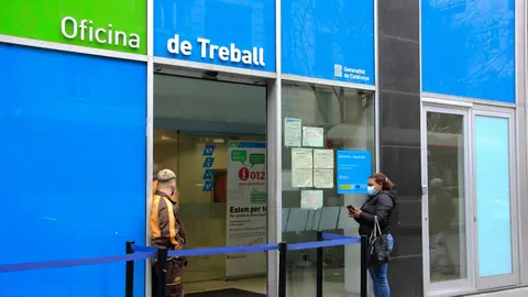 Una dona esperant el seu torn per entrar a l'Oficina de Treball - Foto: Maria Alenyà / Ethan López