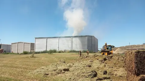 Nou dotacions de Bombers treballen per extingir un incendi a un magatzem d'Alcarràs - Foto: Bombers
