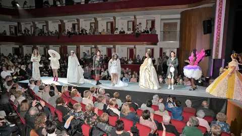 Grup guanyador de l'edició passada del Vestits de Paper - Foto: cedida per l'Aj. de Mollerussa