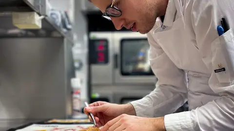 El xef targarí Genís Costa preparant un plat - Foto: cedida per Genís Costa