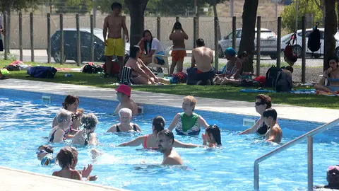 Banyistes refrescant-se de la calor a les piscines municipals de Balàfia de Lleida
Data de publicació: dijous 10 d’agost del 2023, 13:45
Localització: Lleida
Autor: Ignasi Gómez