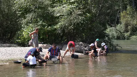 Recerca de l'or al riu Segre al seu pas per Balaguer - Foto: Ignasi Gómez (ACN)