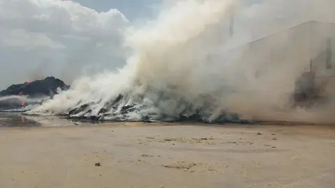 Una pila de farratges cremant a Vallfogona de Balaguer - Foto: Bombers de la Generalitat