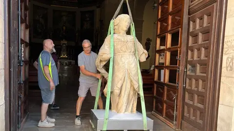 Escultura restaurada de la imatge de l'arcàngel Sant Gabriel, a l'entrada de l'església neoclàssica de l'Assumpció de Maria de les Borges Blanques - Foto: Cedida pel Bisbat de Lleida