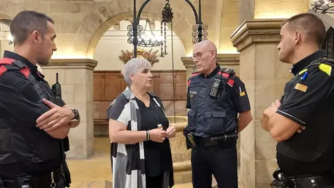 L'alcaldessa accidental de la Paeria, Carme Valls, parlant amb agents dels Mossos i la Guàrdia Urbana - Foto: La Paeria