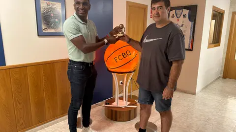 Trobada de Jackson Quiñonez amb el president de la Federació Catalana de Bàsquet, Javier Calles - Foto: Ajuntament de Lleida