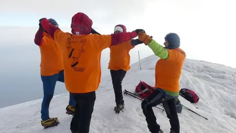 Els lleidatans del Grup Sardanista Montserrat ballant la sardana més alta del món al cim de la muntanya Ararat, a 5.137 metres - Foto: Instagram del Grup Sardanista Montserrat