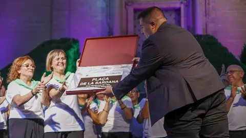 L'alcalde d'Alcarràs, Gerard Companys, entrega una placa commemorativa a l'Associació 50 i Més - Foto: Ajuntament d'Alcarràs