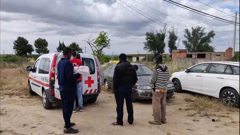 Voluntaris de la Creu Roja atenent usuaris d'un assentament de temporers - Foto: Creu Roja