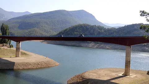 Un pont que creua l'embassament d'Oliana, a poc més del 41% del seu volum de capacitat - Foto: Oriol Bosch (ACN)