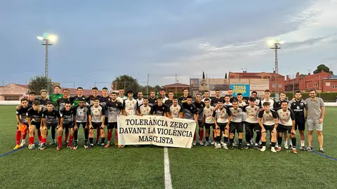 Els jugadors del CF Borges i l'UE Fraga sostenen una pancarta per mostrar 'Tolerància Zero davant la violència masclista' - Foto: Ajuntament de les Borges Blanques
