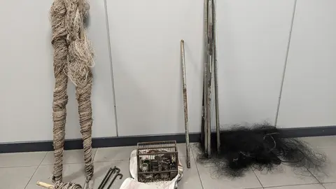 La xarxa japonesa i altres objectes que els denunciats feien servir per caçar ocells fringíl·lids a Lleida - Foto: Cedida pels Mossos d'Esquadra