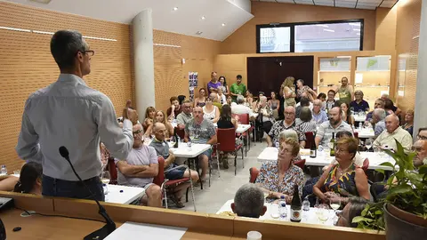 Conferència dedicada als vins lleidatans de la mà del del sumiller Toni Lara, que es va portar a terme en el marc de la Festa Major, organitzada per l'Aula d'Extenció Universitària de Sidamon - Foto: Josep Maria Llovera