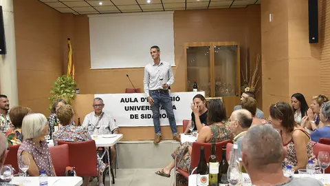 Conferència dedicada als vins lleidatans de la mà del del sumiller Toni Lara, que es va portar a terme en el marc de la Festa Major, organitzada per l'Aula d'Extenció Universitària de Sidamon - Foto: Josep Maria Llovera