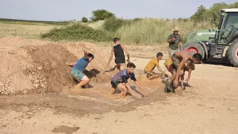 1ª Gimcana de fang i obstacles, activitat que va encetar el programa d'aquest de la Festa Major de Sidamon amb una gran participació de grups de família o amics - Foto: Josep Ma Llovera