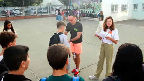 Docents donant la benvinguda als alumnes de primer d'ESO del nou institut d'Alcarràs - Foto: Anna Berga