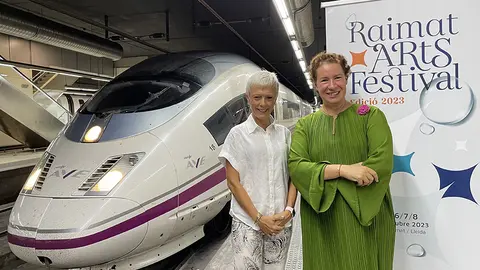 A la dreta de la imatge, Elena de Carandini, presidenta de
la Fundació Comunitària Raimat-Lleida, i Mayte Castillo, directora de Rodalies i representant
institucional de Renfe a Catalunya, formalitzen la col·laboració entre ambdues parts
