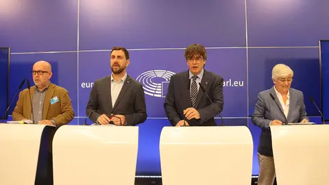 L'advocat Gonzalo Boye i els eurodiputat de Junts Toni Comín, Carles Puigdemont i Clara Ponsatí en la roda de premsa per valorar la sentència del TGUE sobre la immunitat.
Data de publicació: dimecres 05 de juliol del 2023, 13:10
Localització: Brussel·les
Autor: Nazaret Romero