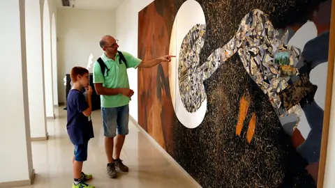 Dos visitants observant una obra de Guinovart que fa referències al 'Guernica' de Picasso - Foto: Oriol Bosch